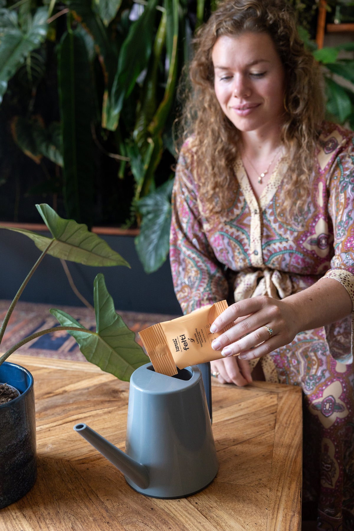 Hoe voorkom je rouwvliegjes bij het water geven van kamerplanten?